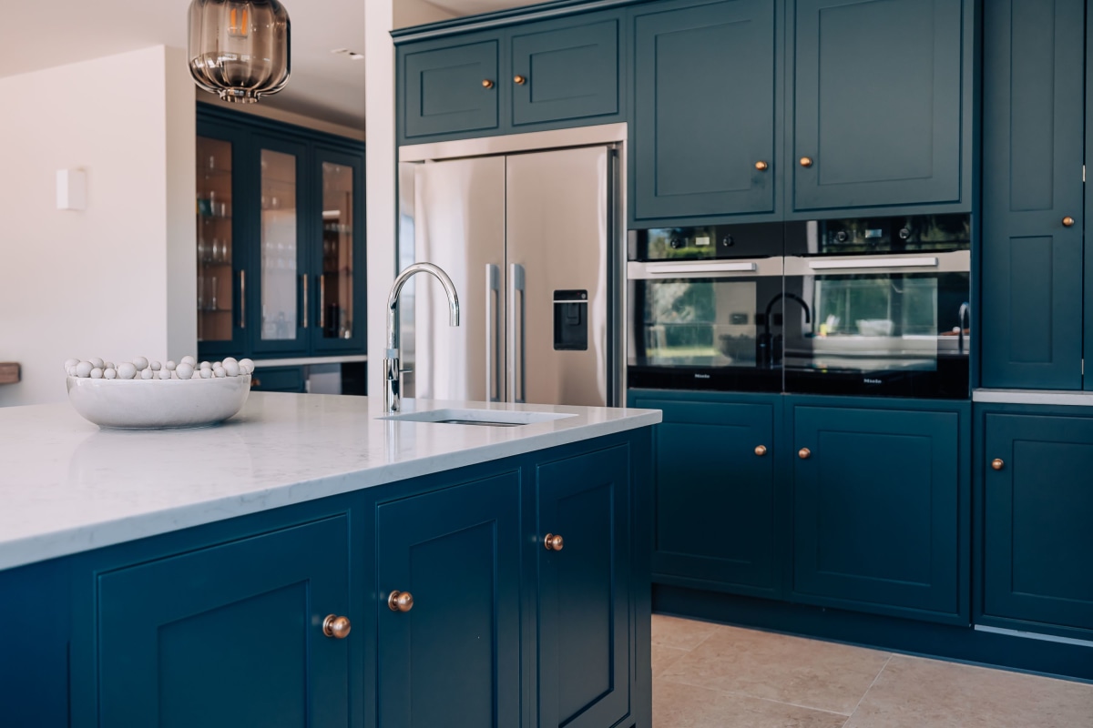 In frame Shaker in a Contemporary kitchen in Birdham